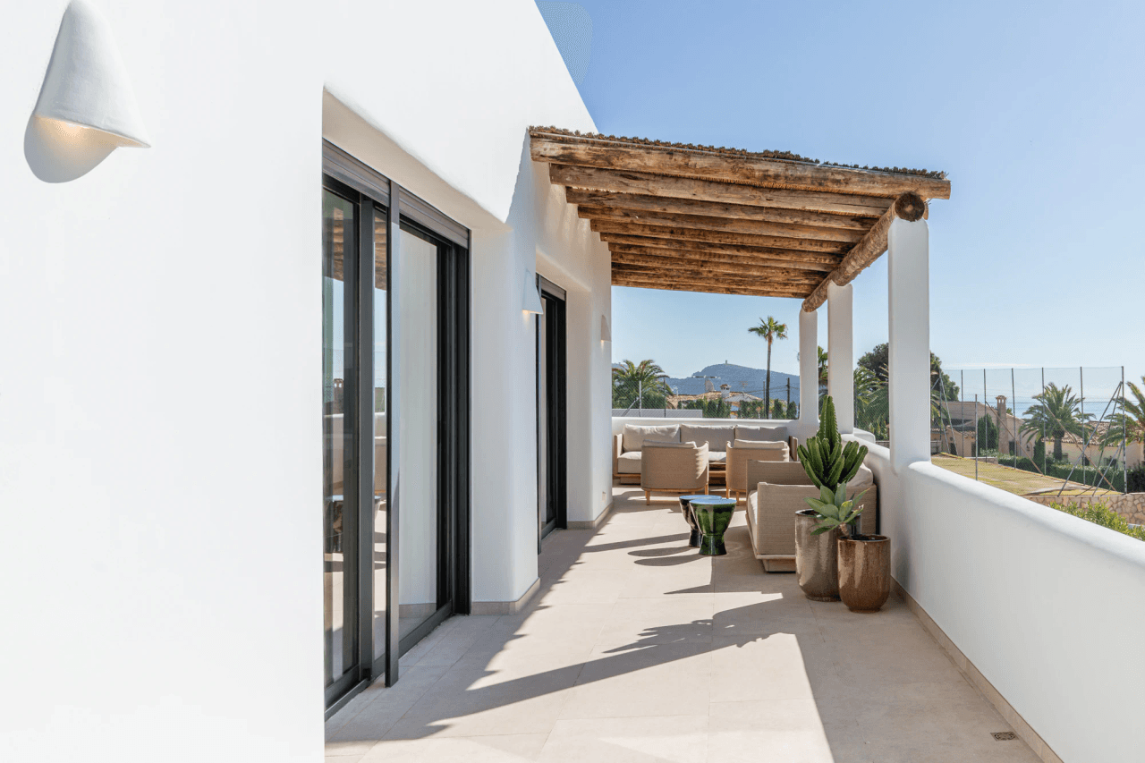 Villa de Lujo Estilo Ibiza en Moraira — Elegancia Mediterránea a Solo 1 km del Mar