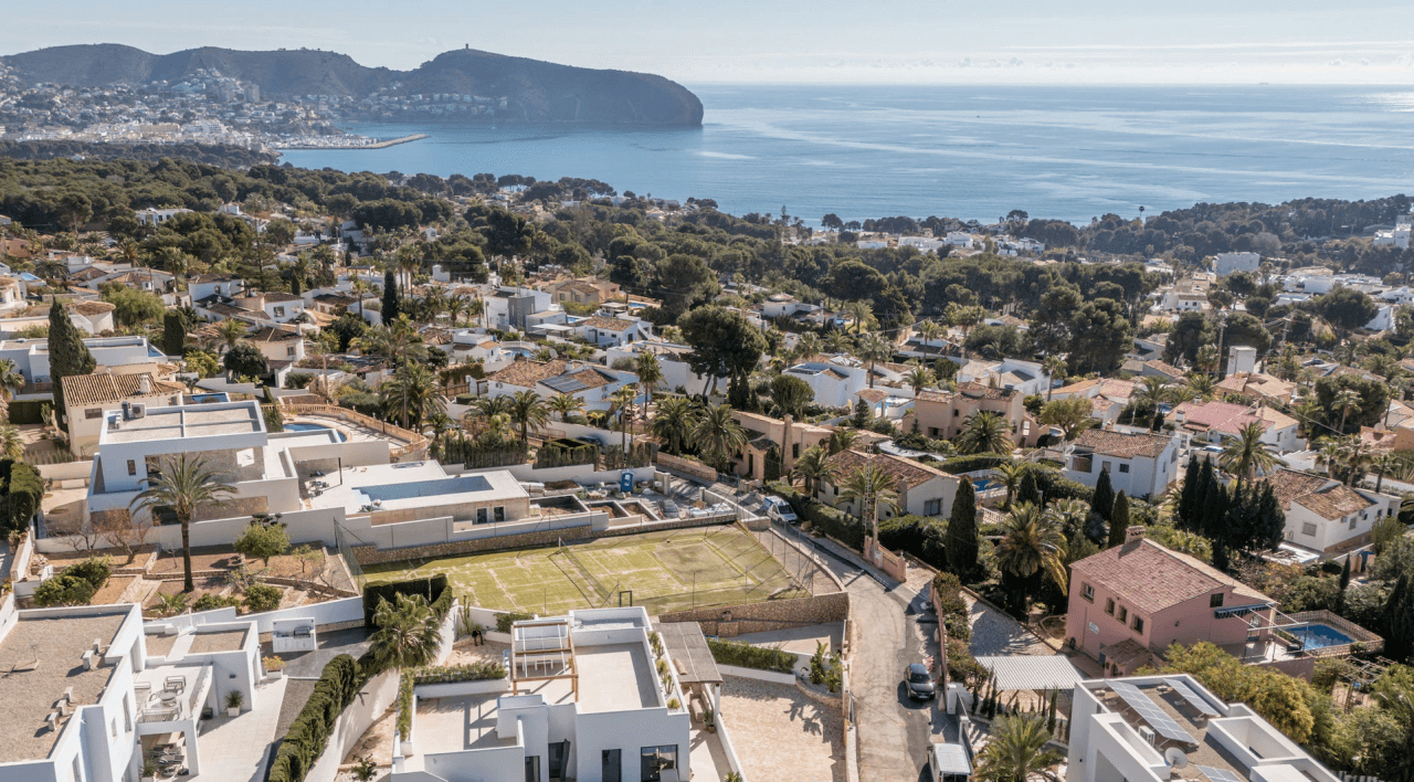 Villa de Lujo Estilo Ibiza en Moraira — Elegancia Mediterránea a Solo 1 km del Mar
