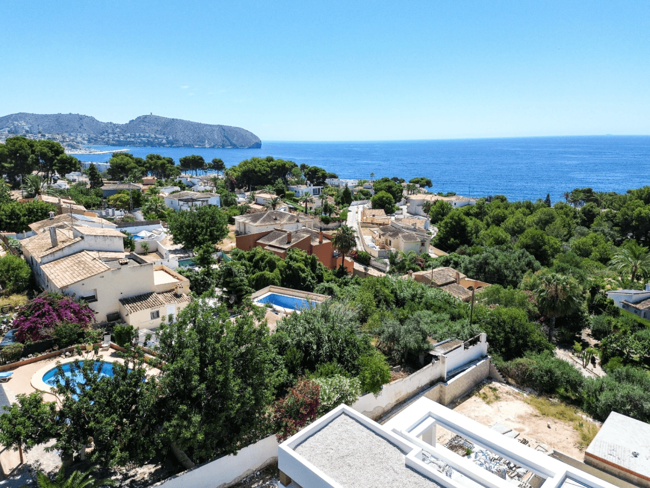 Villa contemporánea con vistas al mar, luz y privacidad en Moraira