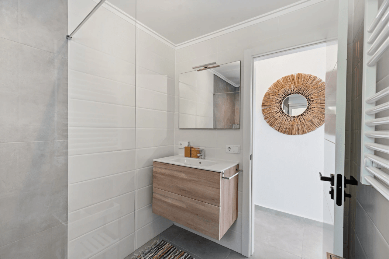 Exclusiva, moderna y completamente renovada villa con vistas panorámicas al mar en venta en Moraira – ubicación privilegiada cercana al centro y la playa.